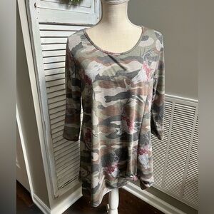 Woman’s Honeyme Camo Knit shirt sleeve Tee. Cattle skulls. Size Large
